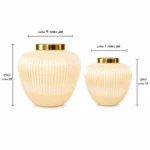 گلدان شیشه‌ای دکوراتیو رومیزی مدل ژاکلین سایز 16 و 20؛ تلفیقی از ظرافت، سادگی و طراحی لوکس اگر به دنبال یک گلدان شیشه‌ای خاص با طراحی متفاوت و ظاهری چشم‌نواز برای تکمیل دکوراسیون منزل یا محل کار خود هستید، گلدان شیشه‌ای دکوراتیو رومیزی مدل ژاکلین سایز 16 و 20 می‌تواند انتخابی ایده‌آل باشد. این گلدان با فرم گرد و ظریف، خطوط برجسته عمودی روی بدنه، رنگ کرم مرواریدی و لبه طلایی براق، ترکیبی زیبا از سبک مدرن و کلاسیک را ارائه می‌دهد. طراحی ساده اما شیک این مدل باعث شده تا بدون ایجاد شلوغی، جلوه‌ای لوکس به فضای شما اضافه کند. مدل ژاکلین در دو سایز 16 سانتی‌متر و 20 سانتی‌متر عرضه شده است که امکان استفاده به‌صورت تکی یا ترکیبی را فراهم می‌کند. قرار دادن این دو سایز در کنار هم، یک چیدمان هماهنگ و حرفه‌ای ایجاد کرده و باعث جذاب‌تر شدن دکوراسیون می‌شود. طراحی خاص با خطوط برجسته و فرم چشم‌نواز یکی از ویژگی‌های برجسته گلدان شیشه‌ای دکوراتیو رومیزی مدل ژاکلین سایز 16 و 20، طراحی بدنه آن است. خطوط عمودی ظریف که از قسمت بالایی تا پایین گلدان امتداد دارند، باعث ایجاد بافتی زیبا و منظم شده‌اند. این شیارها هنگام برخورد نور، انعکاس‌های ملایمی ایجاد می‌کنند و باعث می‌شوند سطح گلدان درخشش خاصی داشته باشد. فرم گرد و متناسب این گلدان حس لطافت و آرامش را به محیط منتقل می‌کند. این طراحی باعث شده مدل ژاکلین هم برای فضاهای مینیمال مناسب باشد و هم در دکوراسیون‌های لوکس و کلاسیک جلوه‌ای زیبا داشته باشد. رنگ کرم مرواریدی بدنه در کنار لبه طلایی دهانه، ترکیبی گرم و چشم‌نواز ایجاد کرده است که به‌راحتی با رنگ‌های مختلف دکوراسیون مانند سفید، کرم، طلایی، چوبی، طوسی و بژ هماهنگ می‌شود. عرضه در دو سایز کاربردی گلدان شیشه‌ای دکوراتیو رومیزی مدل ژاکلین در دو اندازه مختلف تولید شده است تا بتوانید متناسب با فضای موردنظر خود انتخاب کنید. سایز 16 ارتفاع: 16 سانتی‌متر قطر دهانه: 7 سانتی‌متر این سایز برای فضاهای کوچک‌تر مانند میز عسلی، میز کنار تخت، شلف، میز آرایش یا گوشه‌های دکوراتیو بسیار مناسب است. سایز 20 ارتفاع: 20 سانتی‌متر قطر دهانه: 9 سانتی‌متر سایز بزرگ‌تر انتخابی مناسب برای میز جلو مبلی، کنسول، میز ناهارخوری یا فضاهایی است که نیاز به یک المان دکوراتیو چشمگیرتر دارند. استفاده از هر دو سایز در کنار یکدیگر، باعث ایجاد تعادل در چیدمان شده و جلوه‌ای حرفه‌ای‌تر به محیط می‌بخشد. مناسب برای انواع گل و شاخه‌های تزئینی یکی از مزایای مهم این گلدان شیشه‌ای دکوراتیو رومیزی، قابلیت استفاده برای انواع گل‌آرایی است. شما می‌توانید مدل ژاکلین را با گل‌های مختلف ترکیب کنید و هر بار ظاهر متفاوتی به فضای خود بدهید. این گلدان برای موارد زیر مناسب است: گل‌های طبیعی گل‌های مصنوعی گل‌های خشک شاخه‌های تزئینی پامپاس اکالیپتوس برگ‌های دکوراتیو گل‌های فصلی فرم گرد گلدان باعث می‌شود دسته گل‌ها حالت پرتر و زیباتری داشته باشند و به‌عنوان یک نقطه تمرکز در دکوراسیون دیده شوند. هماهنگ با سبک‌های مختلف دکوراسیون طراحی متعادل و رنگ خنثی گلدان شیشه‌ای دکوراتیو رومیزی مدل ژاکلین سایز 16 و 20 باعث شده این محصول با سبک‌های مختلف دکوراسیون هماهنگ باشد. این گلدان انتخابی مناسب برای: دکوراسیون مدرن سبک مینیمال دکوراسیون نئوکلاسیک چیدمان کلاسیک سبک لوکس دکوراسیون‌های روشن و آرام است. ترکیب رنگ کرم مرواریدی و طلایی، حس گرما و ظرافت را به محیط اضافه می‌کند و می‌تواند در کنار مبلمان روشن، میزهای چوبی یا اکسسوری‌های طلایی جلوه‌ای بسیار زیبا ایجاد کند. مناسب برای قسمت‌های مختلف منزل و محل کار به دلیل ابعاد کاربردی و طراحی زیبا، این گلدان را می‌توان در بخش‌های مختلف استفاده کرد: میز پذیرایی میز جلو مبلی کنسول ورودی منزل شلف‌های دکوراتیو کتابخانه میز کار اتاق خواب میز آرایش سالن زیبایی دفتر کار فضاهای تجاری لوکس حتی بدون قرار دادن گل، فرم زیبا و رنگ خاص این محصول باعث می‌شود به‌عنوان یک وسیله دکوراتیو مستقل، جلوه‌ای جذاب داشته باشد. کیفیت ساخت و ظاهر لوکس گلدان شیشه‌ای دکوراتیو رومیزی مدل ژاکلین سایز 16 و 20 با استفاده از شیشه باکیفیت ساخته شده و سطح براق آن زیبایی محصول را دوچندان کرده است. اجرای دقیق خطوط برجسته روی بدنه و پرداخت ظریف لبه طلایی، نشان‌دهنده توجه به جزئیات در طراحی این مدل است. این گلدان علاوه بر زیبایی ظاهری، دوام مناسبی دارد و با نگهداری صحیح می‌تواند برای مدت طولانی زینت‌بخش فضای شما باشد. انتخابی خاص برای هدیه اگر به دنبال هدیه‌ای شیک، کاربردی و متفاوت هستید، این مدل گزینه‌ای ارزشمند محسوب می‌شود. گلدان شیشه‌ای دکوراتیو رومیزی مدل ژاکلین سایز 16 و 20 می‌تواند برای مناسبت‌هایی مانند: هدیه تولد سالگرد ازدواج خانه نو جهیزیه عروس روز مادر روز زن هدیه سازمانی انتخابی زیبا و ماندگار باشد. چرا گلدان شیشه‌ای دکوراتیو رومیزی مدل ژاکلین سایز 16 و 20 را انتخاب کنیم؟ ویژگی‌های این محصول: طراحی ظریف و لوکس فرم گرد و چشم‌نواز بدنه دارای خطوط برجسته زیبا رنگ کرم مرواریدی جذاب لبه طلایی براق عرضه در دو سایز کاربردی مناسب برای گل طبیعی، مصنوعی و خشک قابل استفاده به‌صورت تکی یا ست هماهنگ با انواع سبک‌های دکوراسیون مناسب منزل، محل کار و هدیه راهنمای نگهداری از گلدان شیشه‌ای ژاکلین برای حفظ زیبایی و کیفیت این گلدان بهتر است: از آب ولرم و شوینده ملایم برای شست‌وشو استفاده شود. از اسکاچ زبر و مواد شوینده قوی استفاده نشود. پس از شست‌وشو با دستمال نرم خشک شود. از ضربه مستقیم به بدنه شیشه‌ای جلوگیری شود. برای حفظ درخشندگی لبه طلایی، از تماس طولانی با مواد شیمیایی خودداری شود. خرید گلدان شیشه‌ای دکوراتیو رومیزی مدل ژاکلین سایز 16 و 20 اگر قصد خرید یک گلدان شیشه‌ای دکوراتیو رومیزی شیک و خاص را دارید، گلدان شیشه‌ای دکوراتیو رومیزی مدل ژاکلین سایز 16 و 20 می‌تواند انتخابی مناسب برای زیباسازی فضای شما باشد. طراحی منحنی، خطوط برجسته ظریف، رنگ کرم مرواریدی و جزئیات طلایی، این محصول را به یک اکسسوری لوکس و کاربردی تبدیل کرده است. این گلدان با قابلیت استفاده در سبک‌های مختلف دکوراسیون، امکان انتخاب بین دو سایز و هماهنگی با انواع گل‌آرایی، گزینه‌ای مناسب برای افرادی است که به جزئیات دکوراسیون اهمیت می‌دهند و به دنبال محصولی متفاوت برای ایجاد فضایی زیباتر هستند.