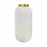 گلدان شیشه‌ای دکوراتیو رومیزی مدل کاترین سایز 30؛ ترکیبی از طراحی مدرن و ظرافت هنرمندانه اگر به دنبال یک گلدان خاص و متفاوت برای تکمیل دکوراسیون منزل یا محل کار خود هستید، گلدان شیشه‌ای دکوراتیو رومیزی مدل کاترین سایز 30 انتخابی ایده‌آل خواهد بود. این گلدان با طراحی استوانه‌ای کشیده، ترکیب دو نوع بافت متفاوت روی بدنه، رنگ مرواریدی درخشان و لبه طلایی براق، جلوه‌ای لوکس و مدرن به فضای شما می‌بخشد. گلدان شیشه‌ای دکوراتیو رومیزی مدل کاترین سایز 30 علاوه بر زیبایی ظاهری، با ارتفاع مناسب خود برای گل‌آرایی‌های شاخه‌ای نیز بسیار کاربردی است. طراحی منحصربه‌فرد این مدل باعث شده تا حتی بدون قرار گرفتن گل، به‌عنوان یک اکسسوری دکوراتیو مستقل نیز جلوه‌ای چشمگیر داشته باشد. طراحی گلدان شیشه‌ای دکوراتیو رومیزی مدل کاترین سایز 30 یکی از مهم‌ترین ویژگی‌های گلدان شیشه‌ای دکوراتیو رومیزی مدل کاترین سایز 30، طراحی متفاوت بدنه آن است. بخش پایینی گلدان با شیارهای عمودی منظم طراحی شده که حس نظم و ظرافت را به نمایش می‌گذارد، در حالی که قسمت بالایی با خطوط مارپیچی برجسته، جلوه‌ای پویا و مدرن ایجاد کرده است. ترکیب این دو نوع بافت در کنار رنگ مرواریدی براق، باعث می‌شود نور در زوایای مختلف به زیبایی روی سطح گلدان منعکس شود و درخشش خاصی به آن ببخشد. لبه طلایی صیقلی نیز هماهنگی زیبایی با بدنه ایجاد کرده و ظاهر لوکس این محصول را کامل می‌کند. ابعاد گلدان شیشه‌ای دکوراتیو رومیزی مدل کاترین سایز 30 گلدان شیشه‌ای دکوراتیو رومیزی مدل کاترین سایز 30 با ابعاد استاندارد و کاربردی طراحی شده است و برای استفاده در بخش‌های مختلف منزل یا محیط کار مناسب است. مشخصات این محصول عبارت‌اند از: ارتفاع: 30 سانتی‌متر قطر دهانه: 8 سانتی‌متر ارتفاع مناسب این گلدان باعث شده برای گل‌های شاخه‌ای بلند و چیدمان‌های دکوراتیو انتخابی ایده‌آل باشد. کاربرد گلدان شیشه‌ای دکوراتیو رومیزی مدل کاترین سایز 30 در گل‌آرایی گلدان شیشه‌ای دکوراتیو رومیزی مدل کاترین سایز 30 برای انواع گل‌آرایی طراحی شده و می‌تواند زیبایی گل‌ها را چندین برابر کند. این گلدان برای استفاده با موارد زیر مناسب است: گل‌های طبیعی گل‌های مصنوعی گل‌های خشک پامپاس اکالیپتوس شاخه‌های بلند تزئینی برگ‌های دکوراتیو گل‌های فصلی فرم استوانه‌ای و کشیده این مدل باعث می‌شود شاخه‌های گل به‌صورت منظم قرار گرفته و جلوه‌ای حرفه‌ای و زیبا ایجاد کنند. گلدان شیشه‌ای دکوراتیو رومیزی مدل کاترین سایز 30 مناسب چه دکوراسیونی است؟ به دلیل طراحی مدرن و رنگ خنثی، گلدان شیشه‌ای دکوراتیو رومیزی مدل کاترین سایز 30 با سبک‌های مختلف دکوراسیون هماهنگ می‌شود. این گلدان برای فضاهای زیر انتخابی مناسب است: دکوراسیون مدرن دکوراسیون مینیمال دکوراسیون نئوکلاسیک دکوراسیون کلاسیک سبک معاصر دکوراسیون لوکس همچنین رنگ مرواریدی این محصول به‌راحتی با رنگ‌های سفید، کرم، بژ، طوسی، طلایی، چوب طبیعی و سبز زیتونی هماهنگ شده و فضایی آرام، شیک و دلنشین ایجاد می‌کند. کیفیت ساخت گلدان شیشه‌ای دکوراتیو رومیزی مدل کاترین سایز 30 در ساخت گلدان شیشه‌ای دکوراتیو رومیزی مدل کاترین سایز 30 از شیشه باکیفیت استفاده شده است که علاوه بر شفافیت و درخشندگی، دوام مناسبی نیز دارد. پرداخت دقیق شیارهای عمودی، خطوط مارپیچی و لبه طلایی نشان‌دهنده کیفیت بالای ساخت این محصول است. سطح براق گلدان نیز باعث می‌شود در نور طبیعی و مصنوعی جلوه‌ای چشمگیر داشته باشد. چرا گلدان شیشه‌ای دکوراتیو رومیزی مدل کاترین سایز 30 را انتخاب کنیم؟ اگر به دنبال یک گلدان دکوراتیو خاص و باکیفیت هستید، این مدل مزایای فراوانی دارد: طراحی مدرن با دو نوع بافت متفاوت رنگ مرواریدی درخشان و چشم‌نواز لبه طلایی براق و لوکس مناسب برای گل‌های شاخه‌ای بلند ابعاد استاندارد و کاربردی مناسب برای گل طبیعی، مصنوعی و خشک هماهنگ با انواع سبک‌های دکوراسیون کیفیت ساخت بالا مناسب برای منزل، محل کار و هدیه راهنمای نگهداری از گلدان شیشه‌ای دکوراتیو رومیزی مدل کاترین سایز 30 برای حفظ زیبایی و دوام این گلدان بهتر است نکات زیر را رعایت کنید: با آب ولرم و شوینده ملایم شسته شود. از اسکاچ زبر یا مواد شوینده قوی استفاده نشود. پس از شست‌وشو با دستمال نرم و بدون پرز خشک شود. از وارد شدن ضربه مستقیم به بدنه جلوگیری گردد. برای حفظ درخشندگی لبه طلایی، از تماس طولانی‌مدت با مواد شیمیایی خودداری شود. خرید گلدان شیشه‌ای دکوراتیو رومیزی مدل کاترین سایز 30 اگر قصد خرید یک گلدان شیشه‌ای دکوراتیو رومیزی با طراحی متفاوت، کیفیت بالا و ظاهری لوکس را دارید، گلدان شیشه‌ای دکوراتیو رومیزی مدل کاترین سایز 30 یکی از بهترین گزینه‌ها برای شما خواهد بود. طراحی خاص با ترکیب شیارهای عمودی و خطوط مارپیچی، رنگ مرواریدی درخشان و لبه طلایی، این گلدان را به محصولی منحصربه‌فرد برای دکوراسیون منزل، محل کار و فضاهای تجاری تبدیل کرده است. این مدل علاوه بر کاربرد در گل‌آرایی، به‌تنهایی نیز یک اکسسوری دکوراتیو ارزشمند محسوب می‌شود و می‌تواند جلوه‌ای مدرن و لوکس به فضای شما ببخشد. اگر به دنبال محصولی زیبا، باکیفیت و ماندگار هستید، گلدان شیشه‌ای دکوراتیو رومیزی مدل کاترین سایز 30 انتخابی هوشمندانه برای تکمیل دکوراسیون شما خواهد بود.